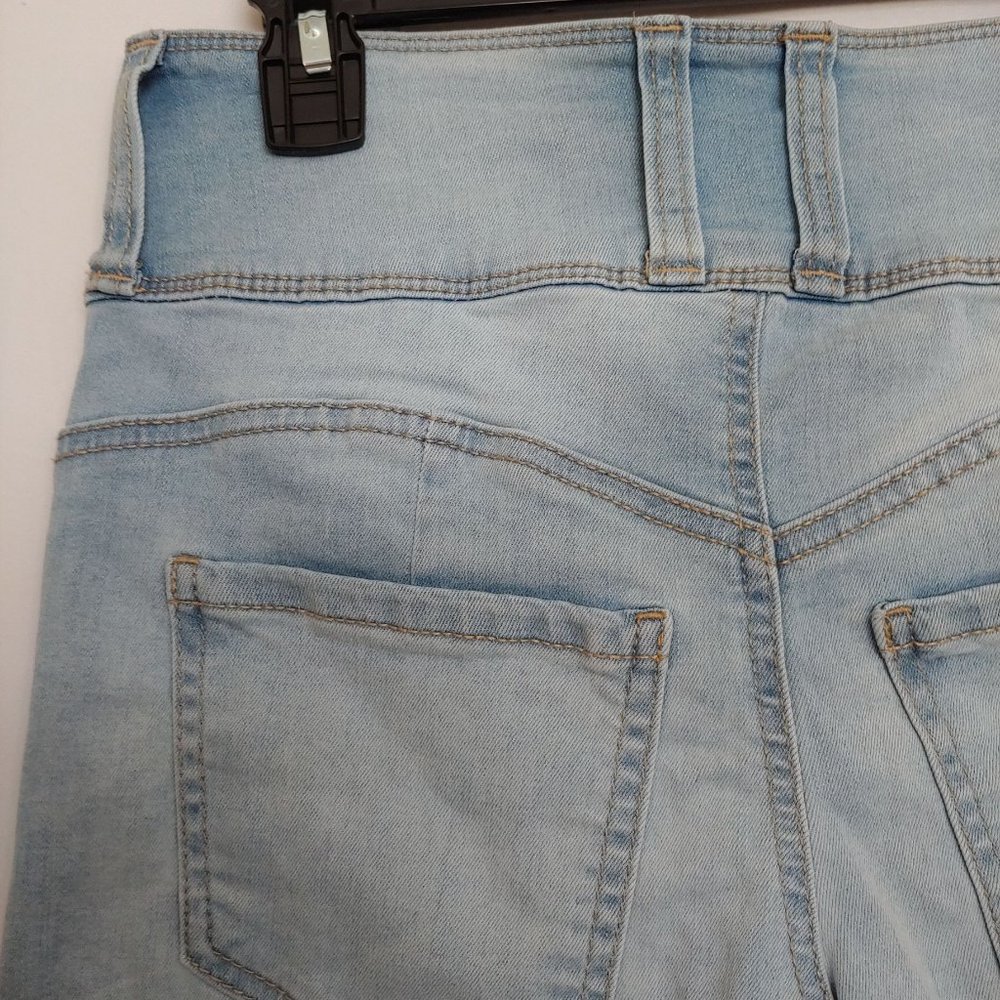 Ariya highrise 3 button light wash y2k jean shorts SIze 7 - Picture 8 of 10